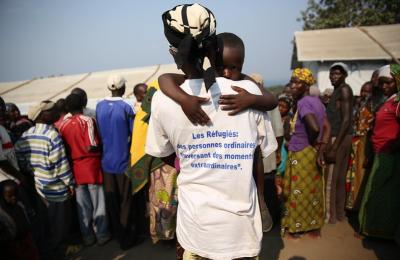 Lusenda, territoire de Fizi, Sud-Kivu, RD Congo : Une femme et son enfant dans le camp des réfugiés burundais de Lusenda